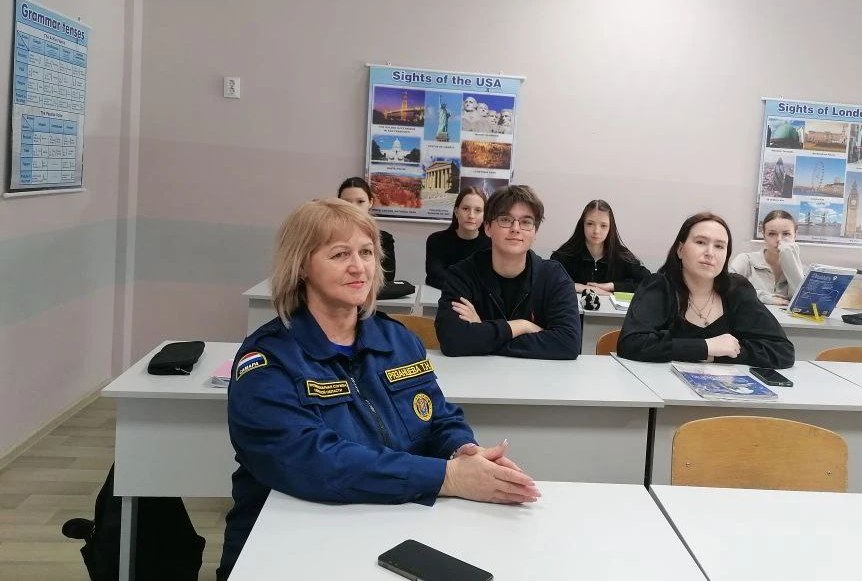 Наши территориальные пожарно-спасательные подразделения продолжают проводить уроки мужества в учебных заведениях