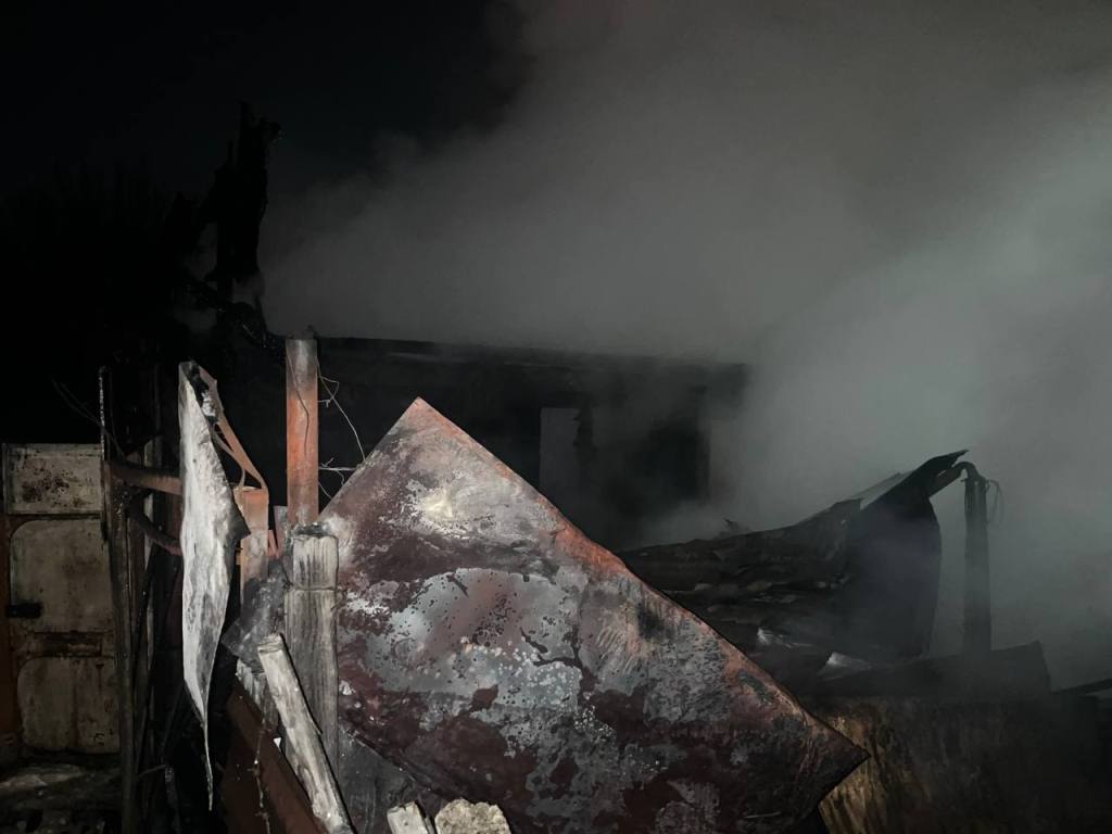 Сегодня ночью в Приволжском районе произошло возгорание дома и надворных построек