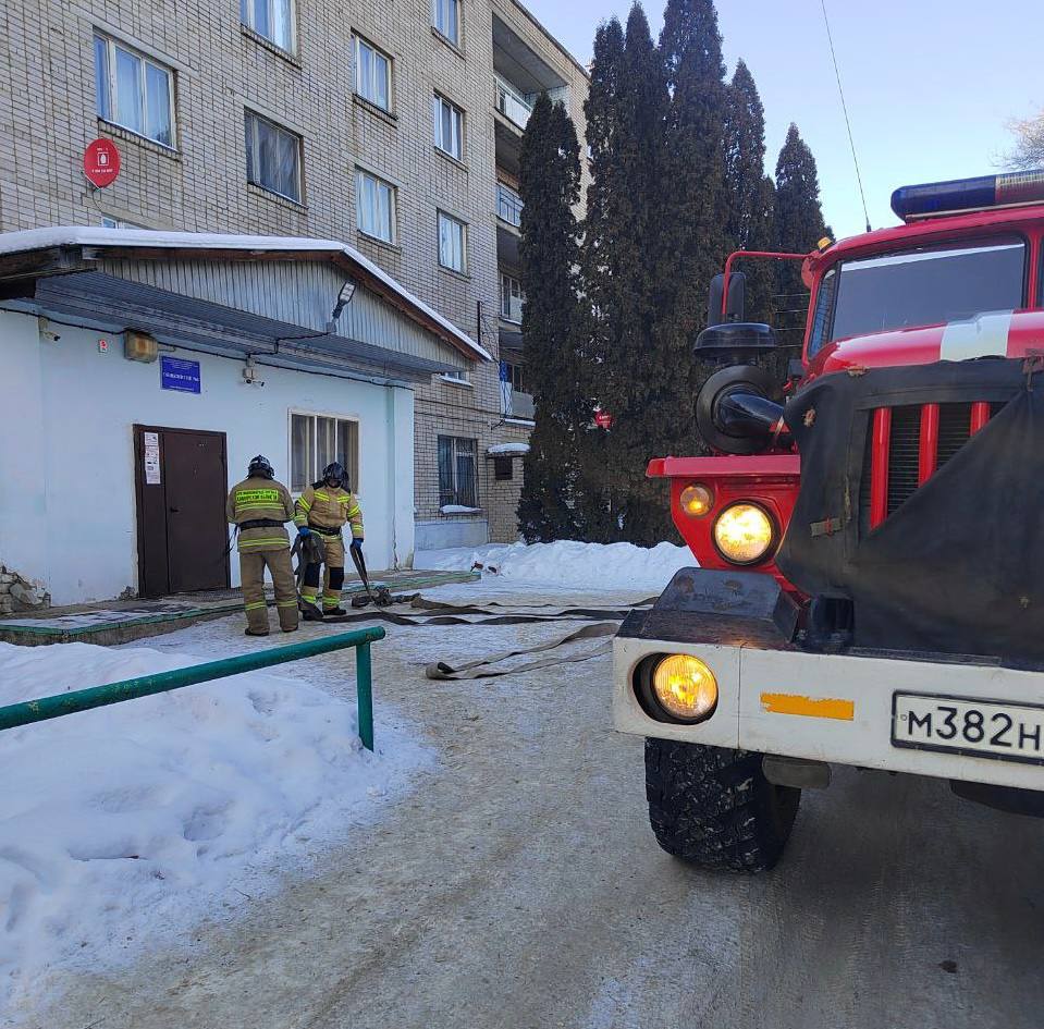 Продолжаются пожарно-тактические занятия, направленные на отработку навыков по тушению пожаров в сложных условиях и в эвакуацию людей
