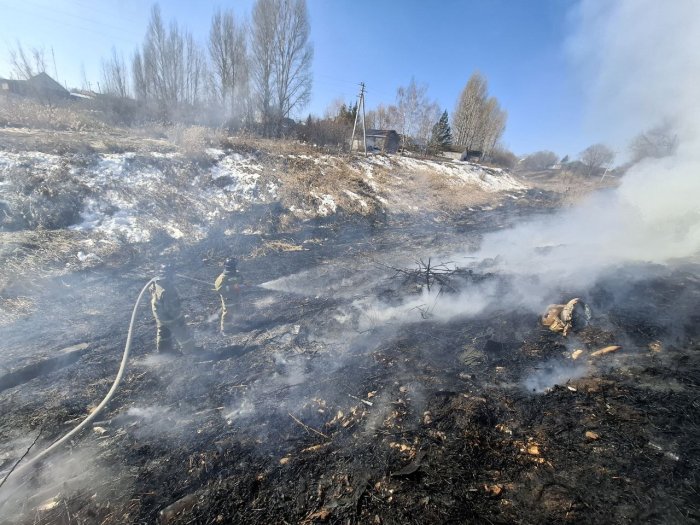 В Сергиевском районе огнеборцы выезжали на тушение горящей сухой травы