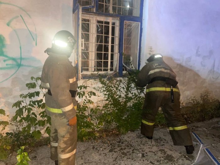 Кинельские огнеборцы ликвидировали возгорание нежилого дома