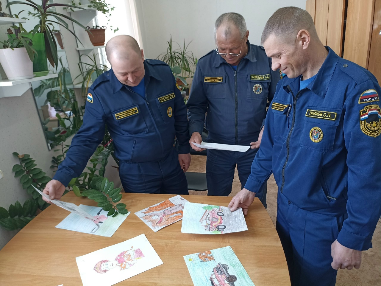 В наших территориальных подразделениях активно проходят районные этапы регионального конкурса детского рисунка «Мои родители работают в пожарно спасательном подразделении», приуроченного к Дню пожарной охраны Российской Федерации