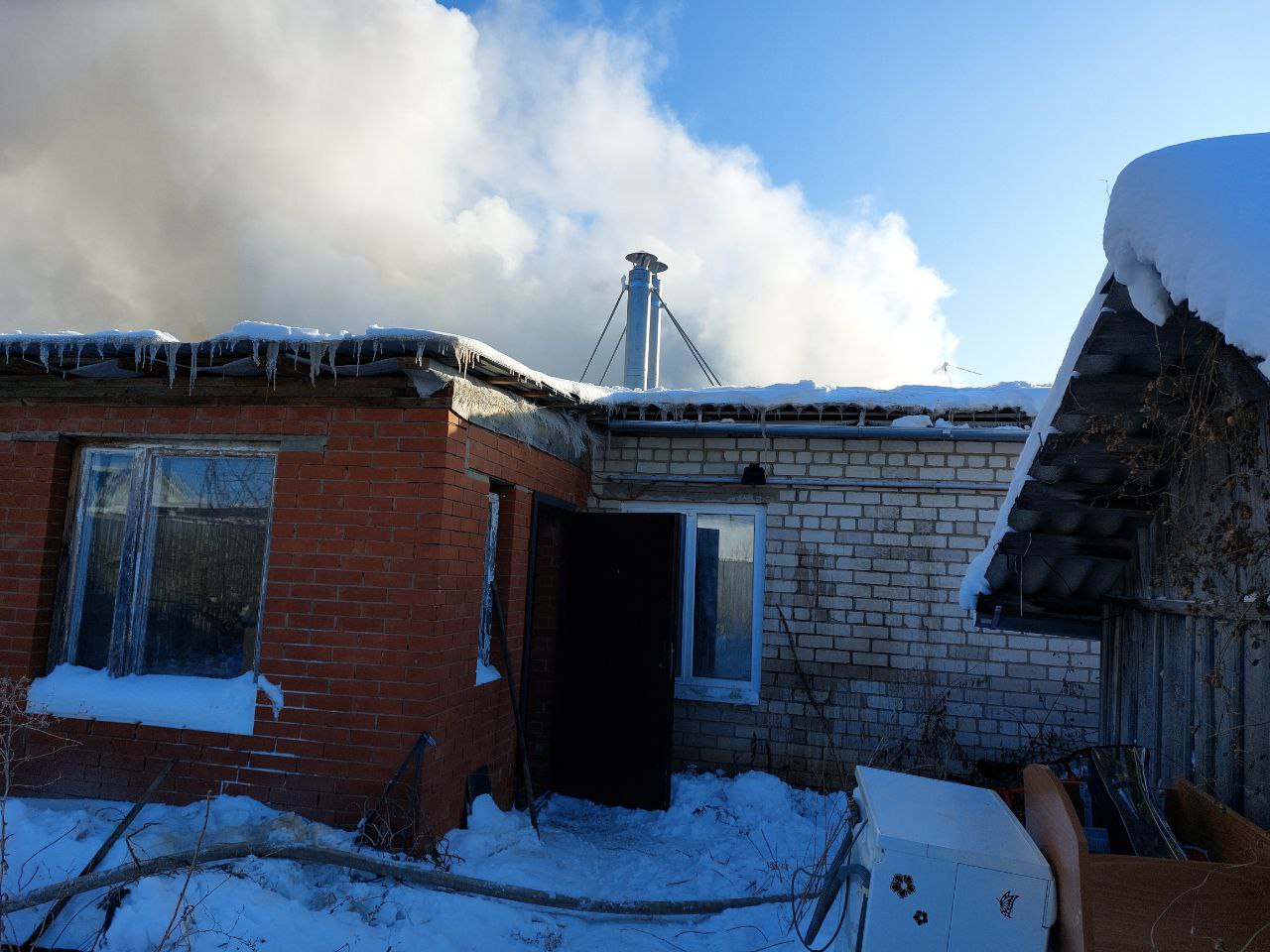 В настоящее время наши огнеборцы работают на ликвидации последствий пожара повышенного ранга 1-БИС в Ставропольском районе