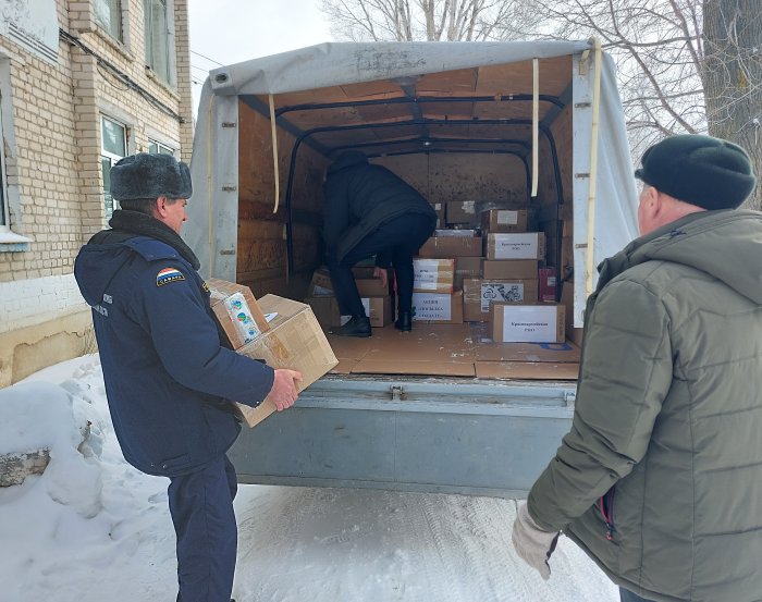 Наши специалисты пожарно-спасательной части № 126 Красноармейского района приняли участие в формировании посылок бойцам СВО ко Дню защитника Отечества