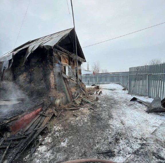 В настоящий момент огнеборцы пожарно-спасательной части № 126 работают на ликвидации последствий пожара