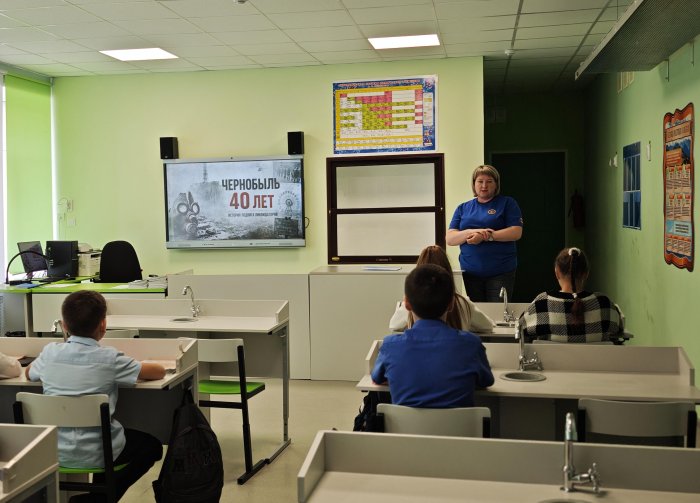 В преддверии Дня памяти трагедии на Чернобыльской АЭС инструктор противопожарной профилактики Светлана Пахомова провела урок мужества среди 5 и 7 классов школы поселка Светлодольск