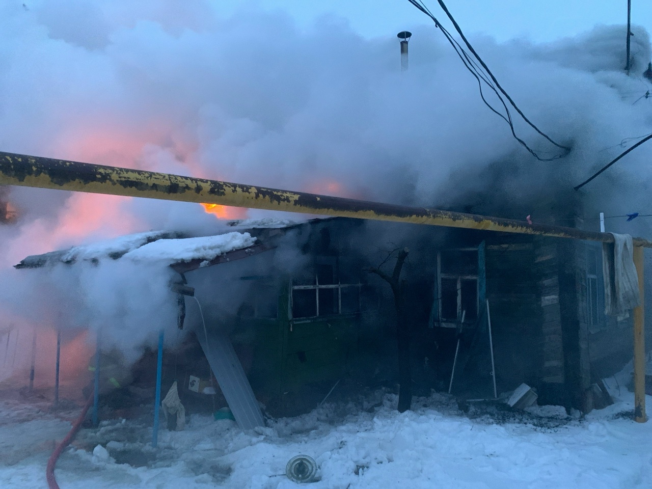 В настоящий момент в Кинель-Черкасском районе горит дом на площади 40 квадратных метров