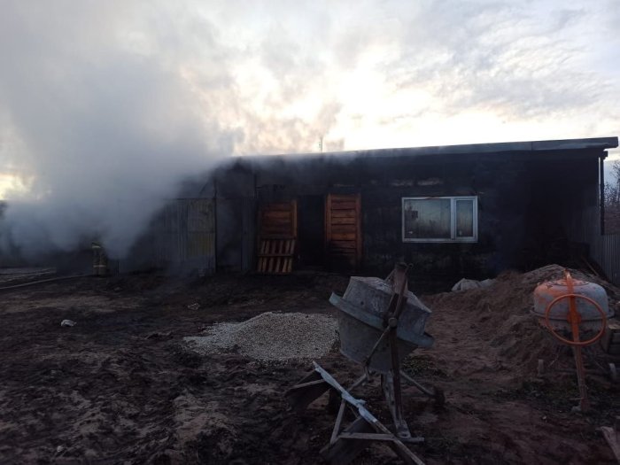Сегодня днем в селе Троицкое Сызранского района загорелись сарай и баня
