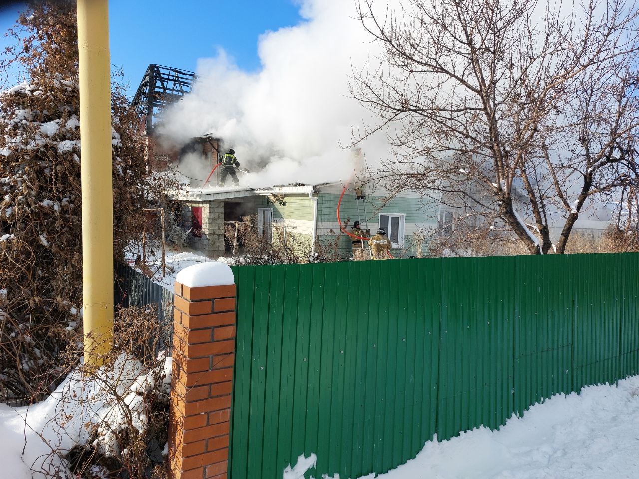 В настоящее время наши огнеборцы работают на ликвидации последствий пожара повышенного ранга 1-БИС в Ставропольском районе