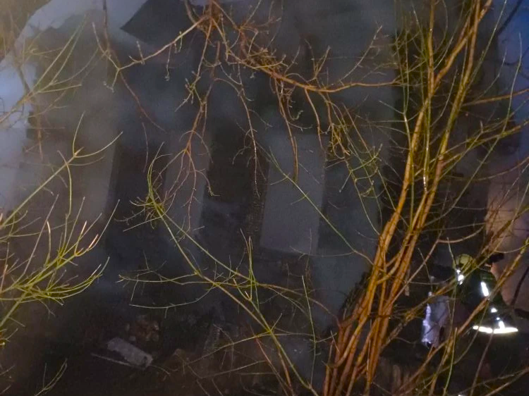 Возгорание неэксплуатируемого строения на площади 100 квадратных метров произошло в Волжском районе