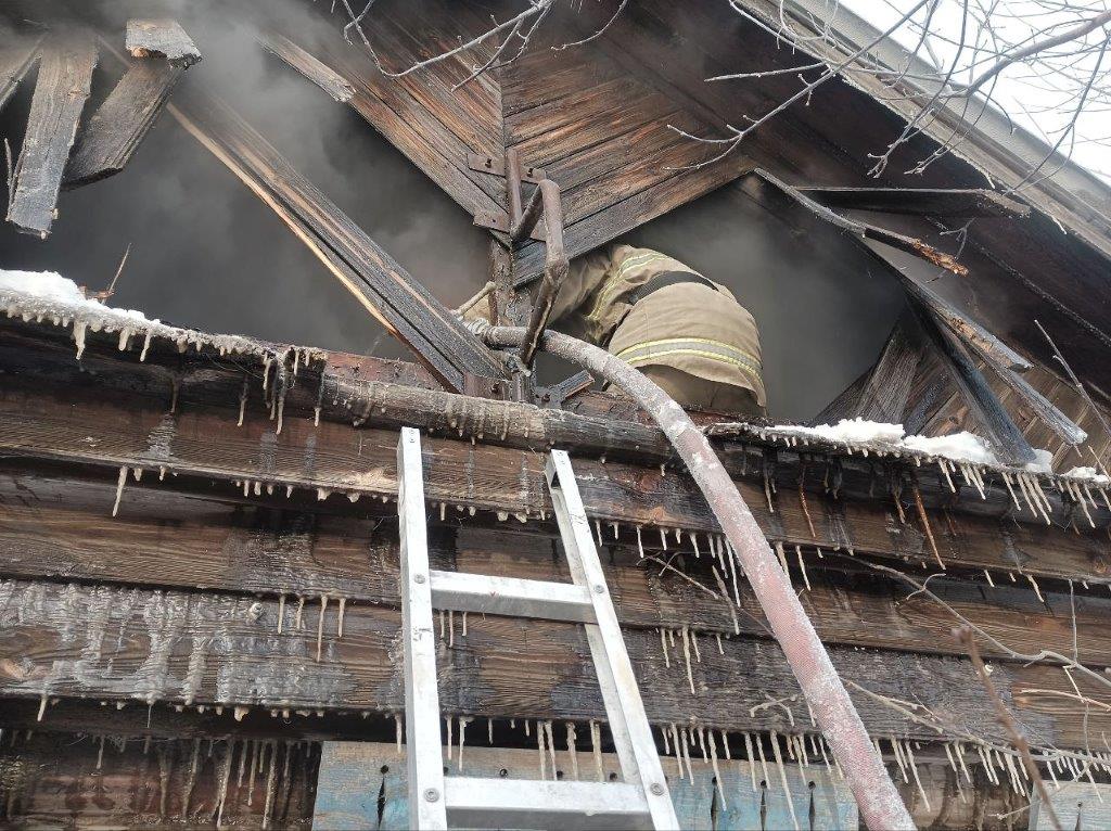 В Борском районе огнеборцы работают на месте пожара 