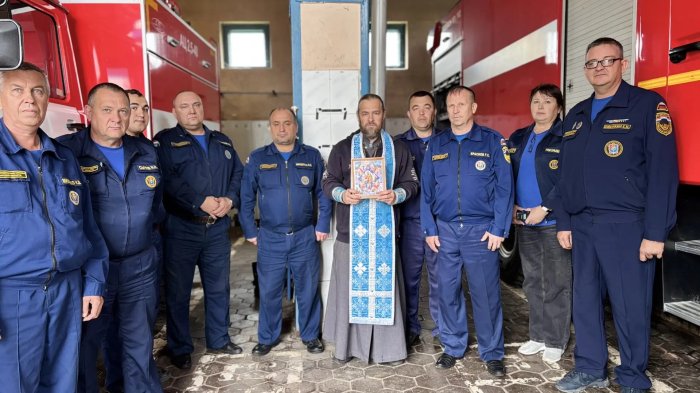 В честь иконы Божией Матери «Неопалимая Купина» продолжают проходить праздничные молебны — в них принимают участие территориальные специалисты противопожарной службы