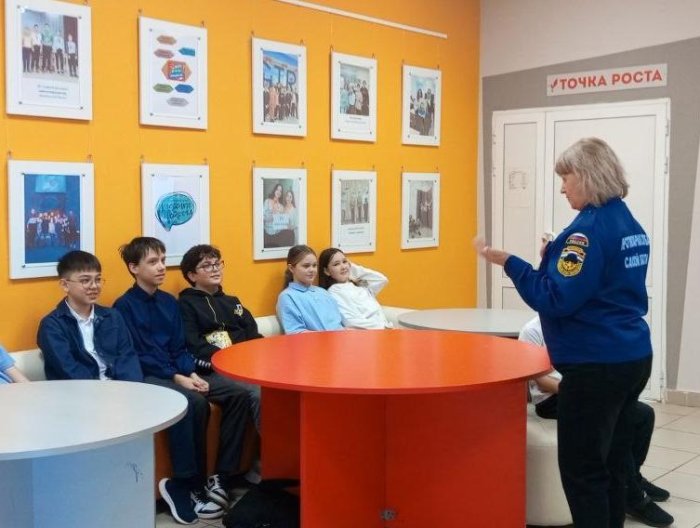 Наши территориальные пожарно-спасательные подразделения продолжают проводить уроки мужества в учебных заведениях