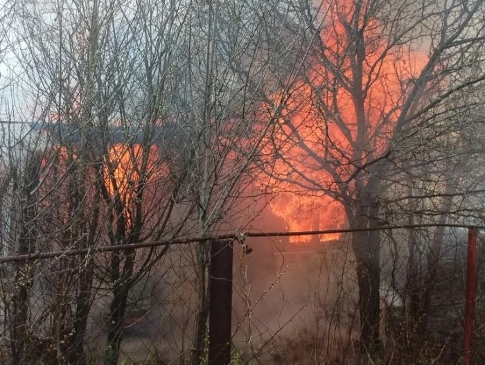 В Ставропольском районе загорелся дачный дом на площади 18 квадратных метров