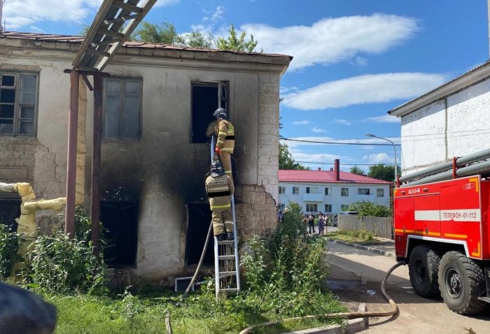 Сегодня в 12:37 в поселке городского типа Усть-Кинельский горел заброшенный двухэтажный дом