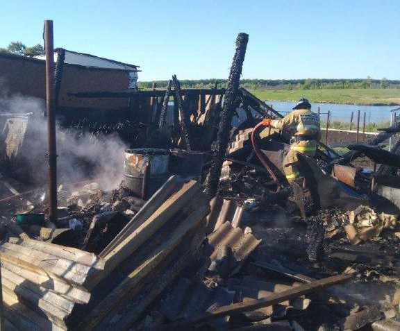 В Красноармейском районе сегодня утром загорелась надворная постройка
