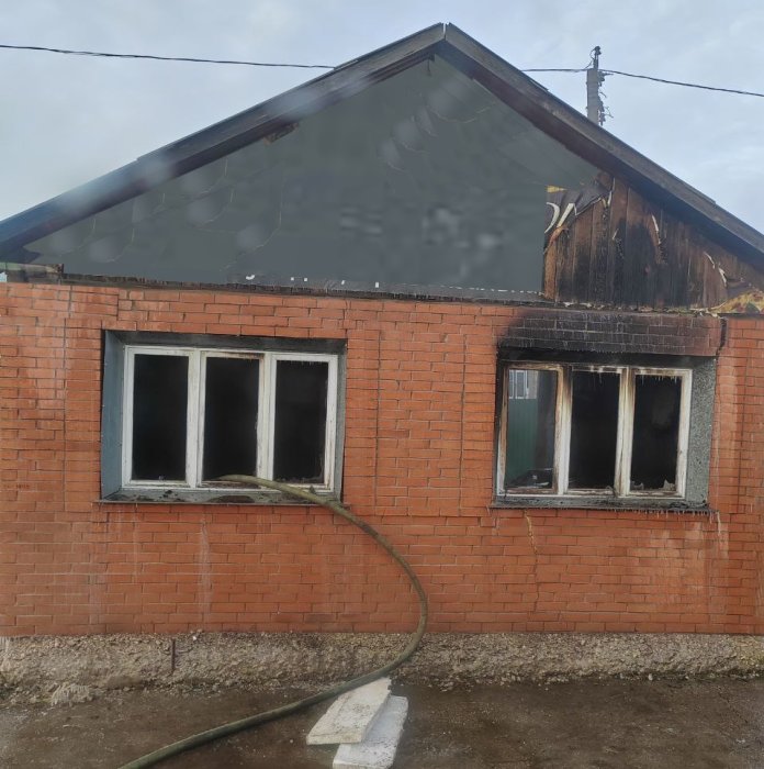 В поселке городского типа Суходол произошёл пожар на крыше здания