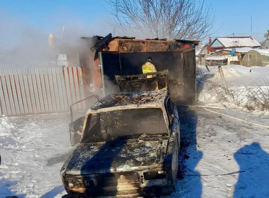 Сегодня в Похвистневском районе горел гараж с находившимся внутри автомобилем