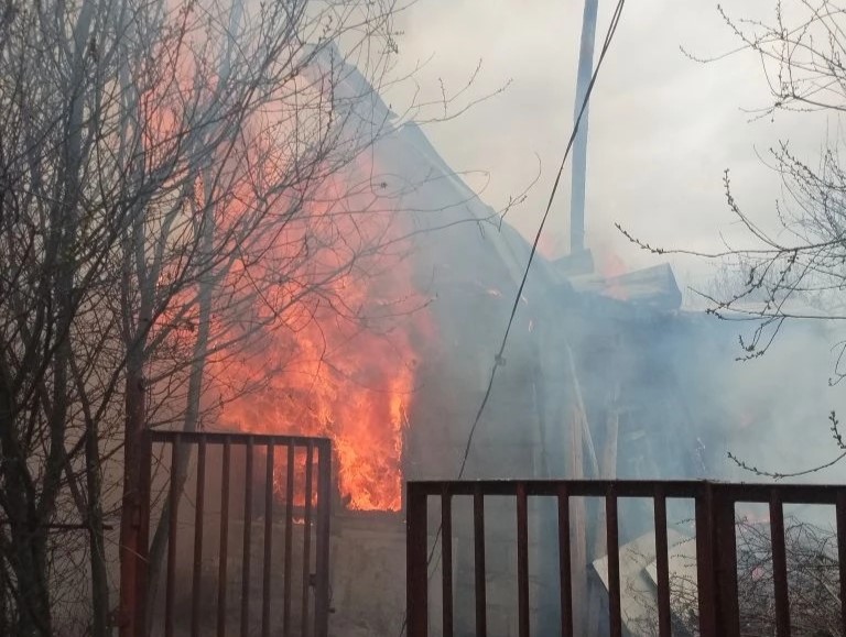 В Ставропольском районе загорелся дачный дом на площади 18 квадратных метров