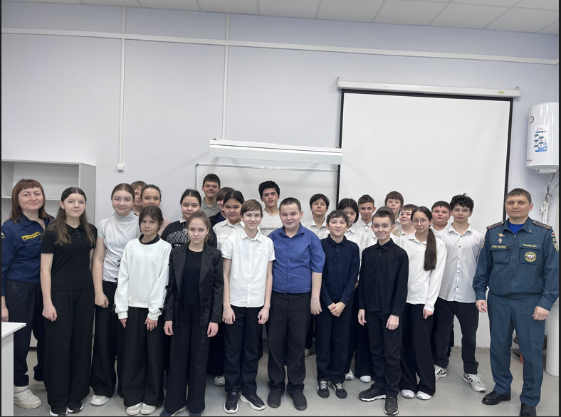 В кинельской школе также прошел открытый урок, приуроченный к празднованию Всемирного дня гражданской обороны