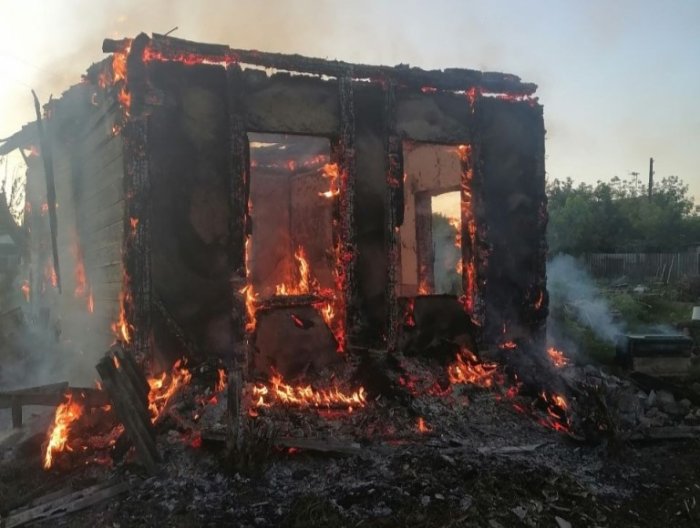 Вчера днем в Большечерниговском районе горел нежилой дом