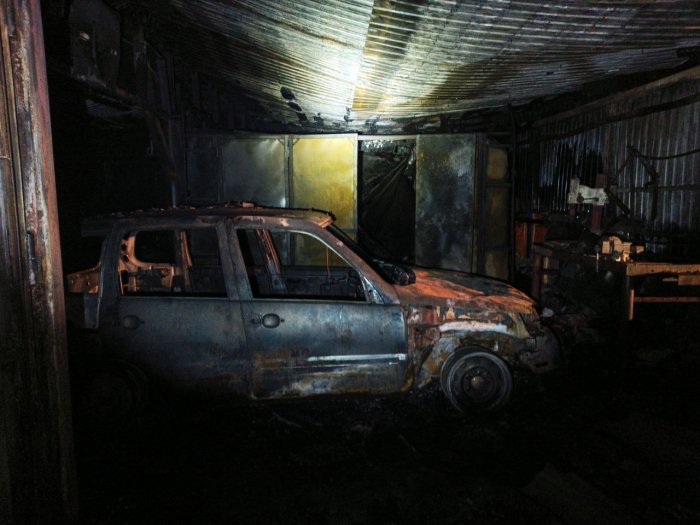 Сегодня ночью в Хворостянском районе горели гараж и автомобили