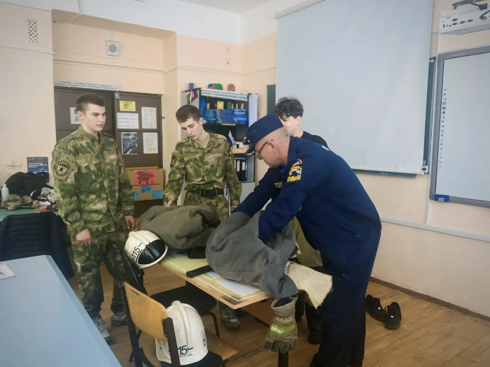 Представители пожарно-спасательного отряда № 44  провели открытый урок в одной из школ Безенчукского района