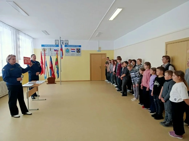 В Челно-Вершинском районе наши специалисты также присоединились к проведению уроков безопасности