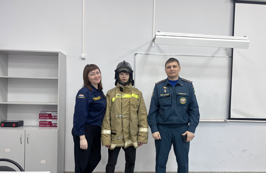 В кинельской школе также прошел открытый урок, приуроченный к празднованию Всемирного дня гражданской обороны