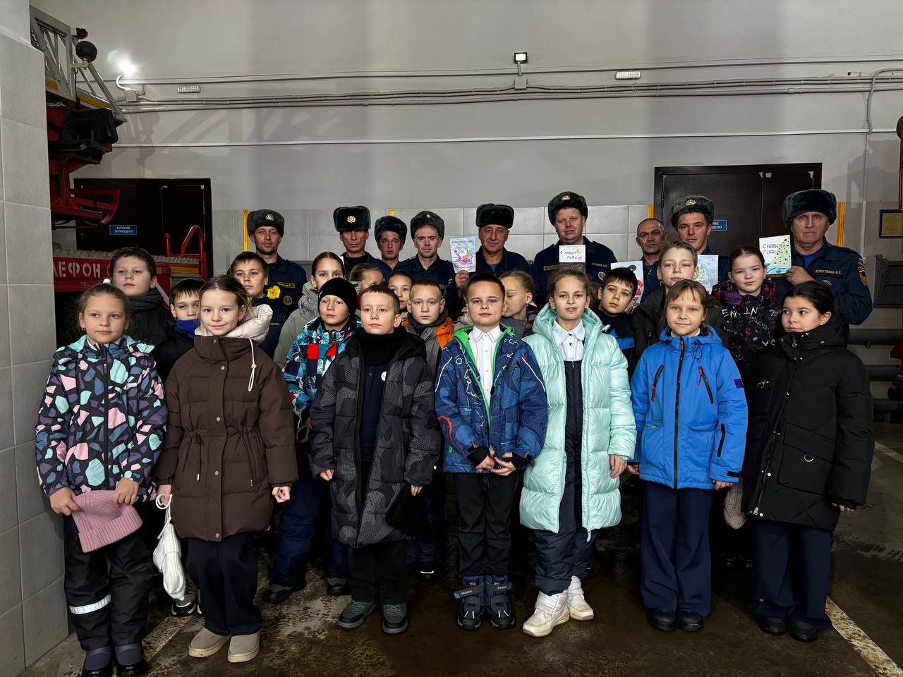 Похвистневские школьники поздравили наших огнеборцев с наступающими праздниками