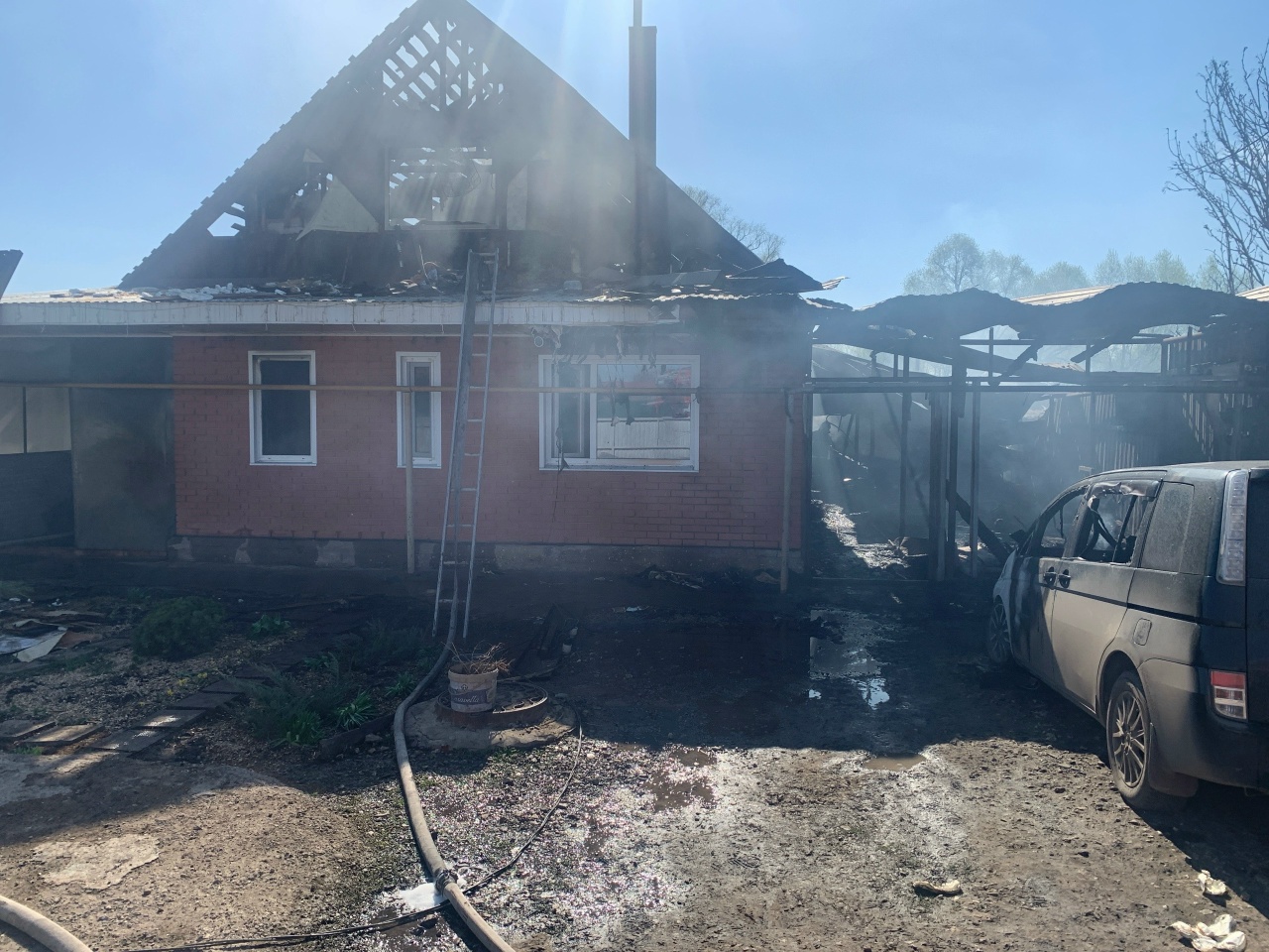 В Кинель-Черкасском районе горят надворные постройки и частный дом на площади 100 квадратных метров
