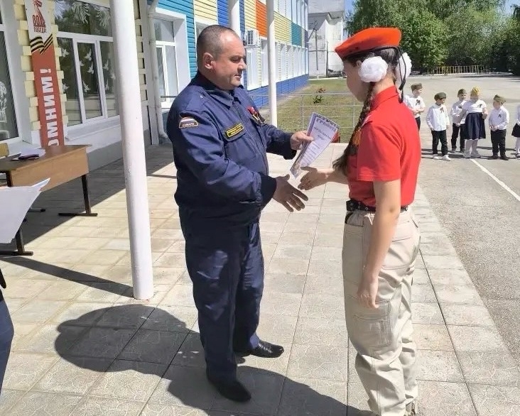 Воспитание патриотизма: в одной из школ Похвистневского района прошел конкурс «Смотр строя и песни»