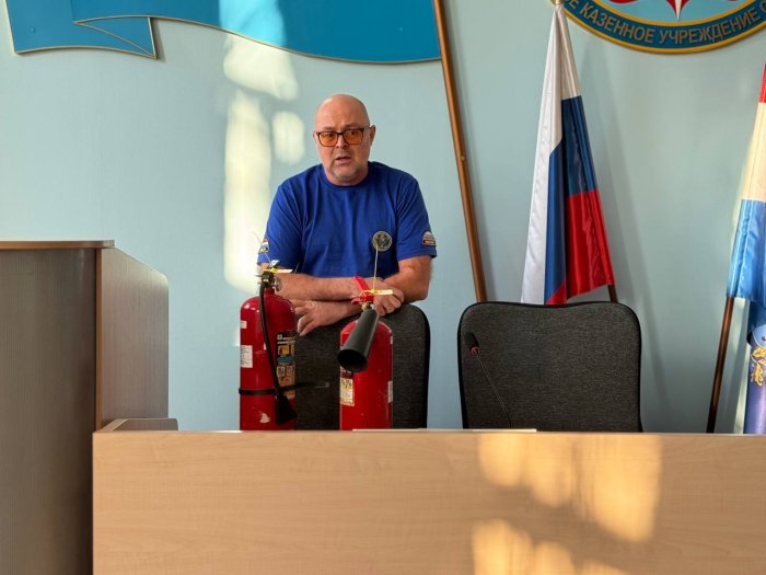 В актовом зале облГКУ «Центр по делам ГО, ПБ и ЧС» под председательством исполняющего обязанности руководителя ведомства Вадима Милюка прошло еженедельное совещание с участием всего коллектива