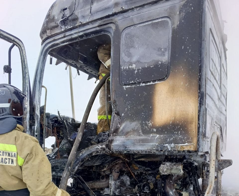 Специалисты пожарно-спасательной части № 120 работали на месте возгорания большегруза в Камышлинском районе