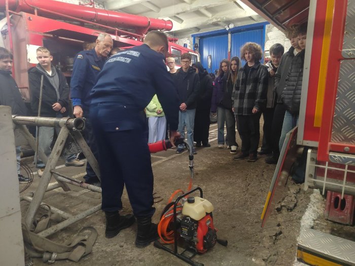 Красноярские огнеборцы рассказали юнармейцам о работе пожарных-спасателей