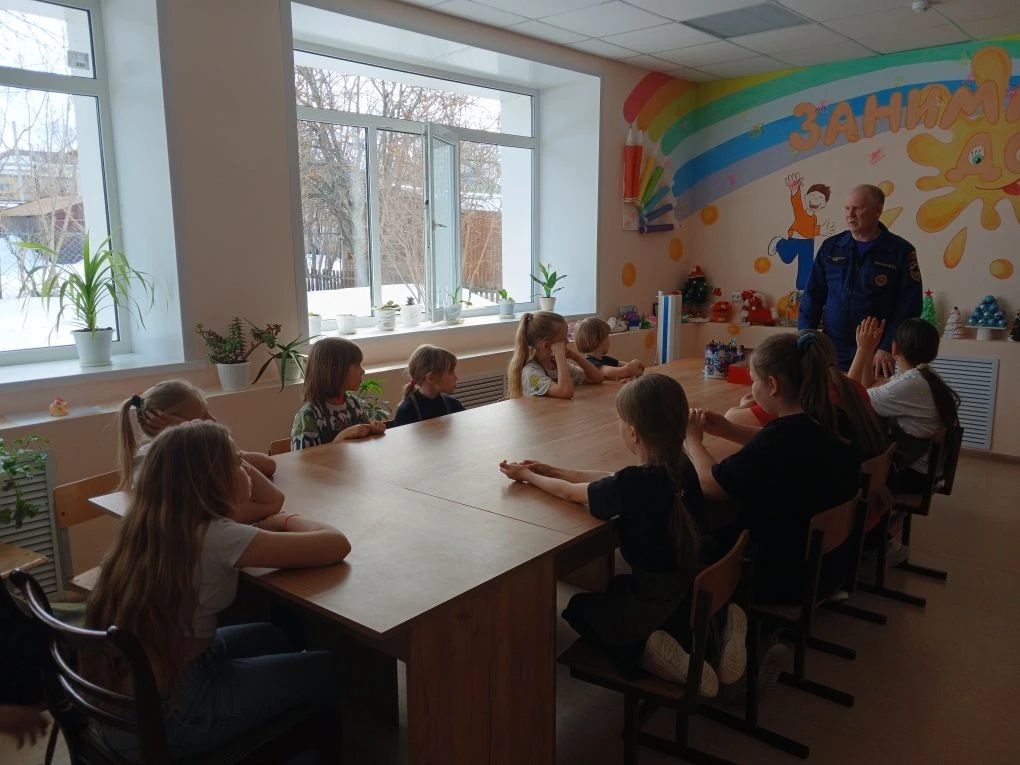 О правилах пожарной безопасности в период весенних каникул представители пожарно-спасательной части № 119 напомнили школьникам Клявлинского района