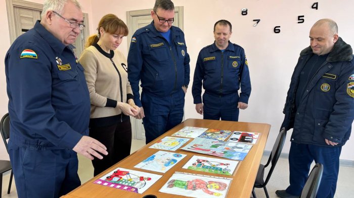 В Красноярском районе комиссия из числа опытных специалистов пожарно-спасательного отряда № 41 определила лучшие рисунки детей огнеборцев 