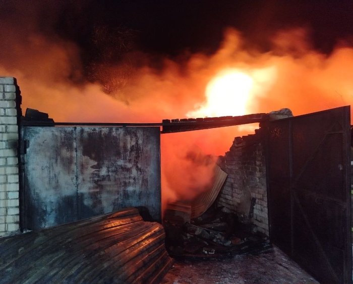 Сегодня ночью в Октябрьске пожар охватил частный жилой дом 