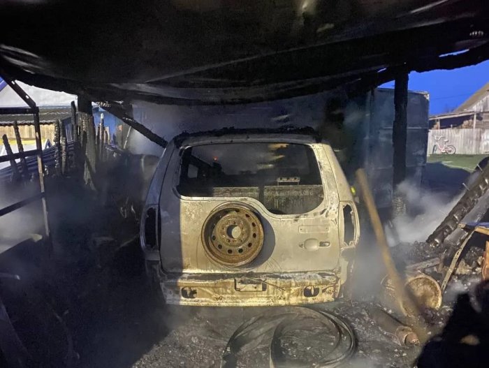 В субботу в Камышлинском районе загорелся гараж с автомобилем