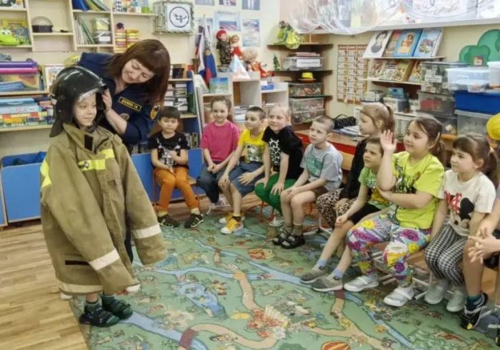 Инструктор противопожарной профилактики пожарно‑спасательного отряда № 34 Татьяна Дрыжова провела профилактическое занятие для воспитанников одного из детских садов города Кинель