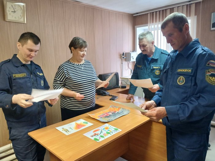 В наших территориальных подразделениях активно проходят районные этапы регионального конкурса детского рисунка «Мои родители работают в пожарно спасательном подразделении», приуроченного к Дню пожарной охраны Российской Федерации