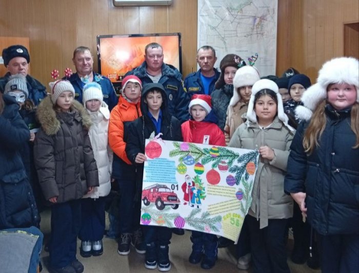 В рамках Всероссийской акции Движения Первых "Российский Детский Дед Мороз" наши огнеборцы продолжают получать поздравления