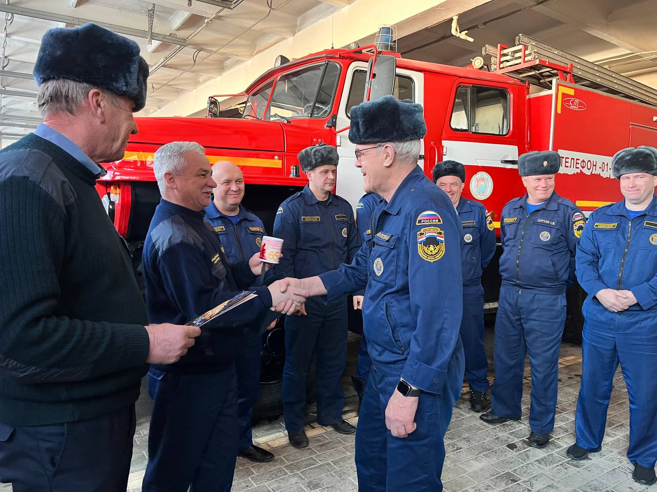 В 34 пожарно-спасательном отряде поздравили ветерана с юбилеем