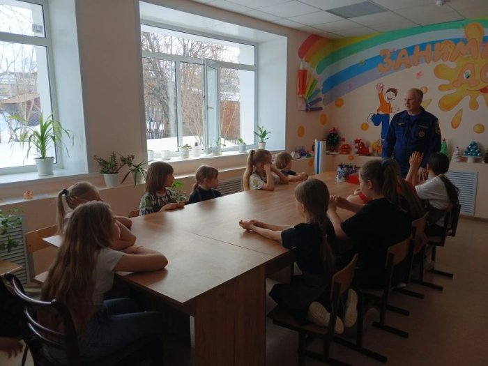 О правилах пожарной безопасности в период весенних каникул представители пожарно-спасательной части № 119 напомнили школьникам Клявлинского района