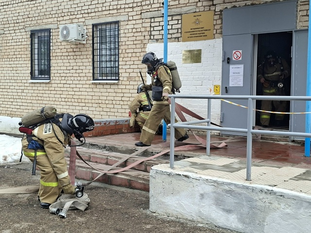 Пожарно-тактическое занятие прошло в здании полиции Челно-Вершинского района
