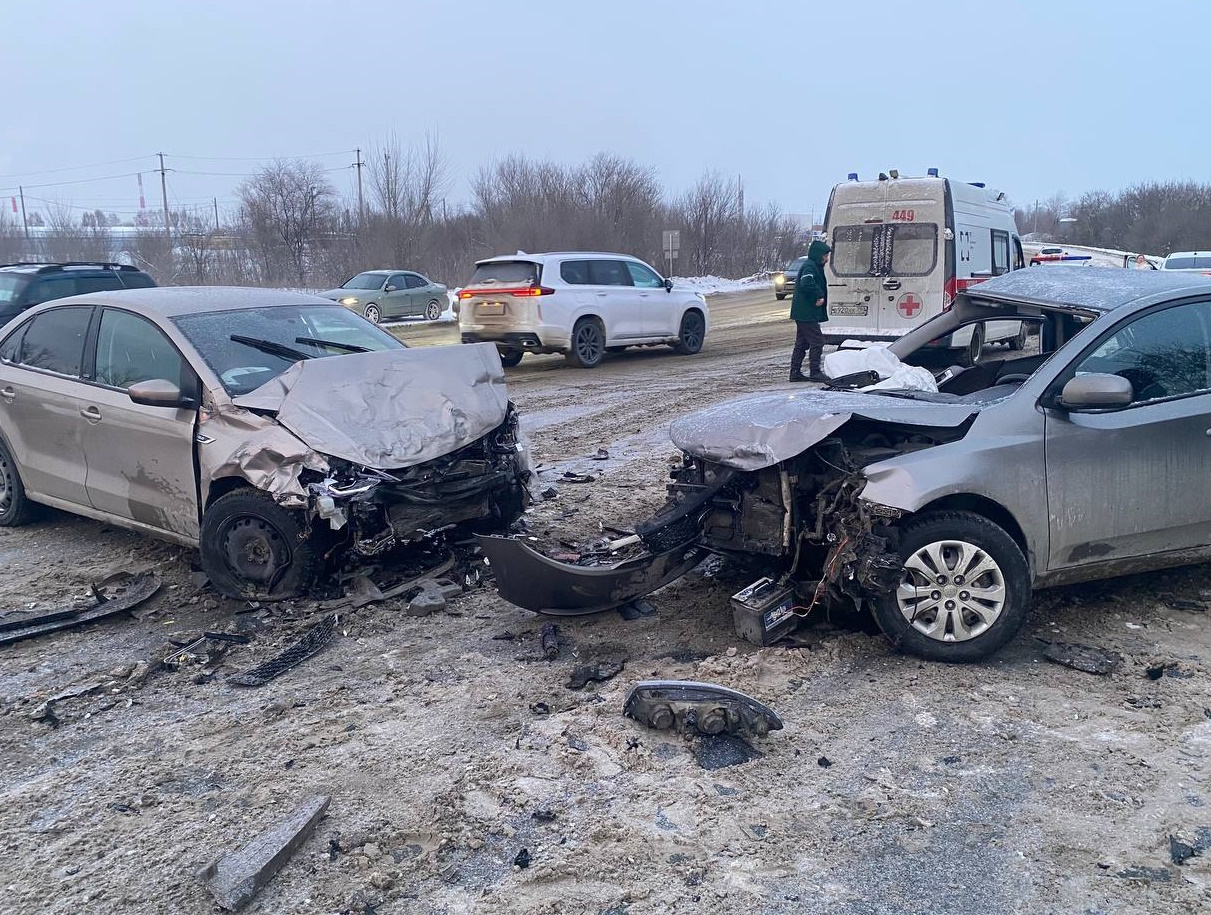 Дорожно-транспортное происшествие с участием трех автомобилей произошло вчера в Волжском районе