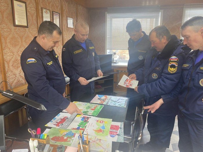 В Шигонском районе комиссия из числа опытных специалистов пожарно-спасательного отряда № 37 филиала облГКУ «Центр по делам ГО, ПБ и ЧС» определила лучшие рисунки детей огнеборцев, принявших участие в первом этапе конкурса