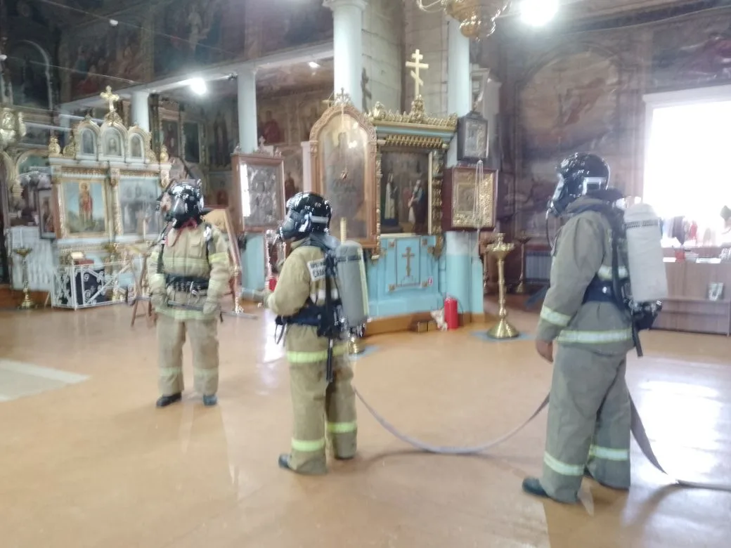 Наши специалисты продолжают проводить инструктажи в храмах и церквях перед празднованием Воскресения Христова