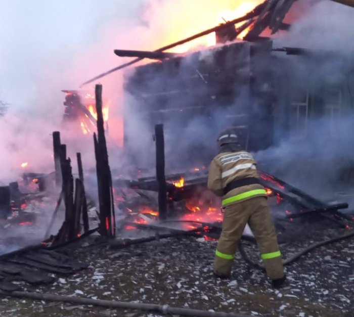 Сегодня утром в Шигонском районе горели дом и надворные постройки