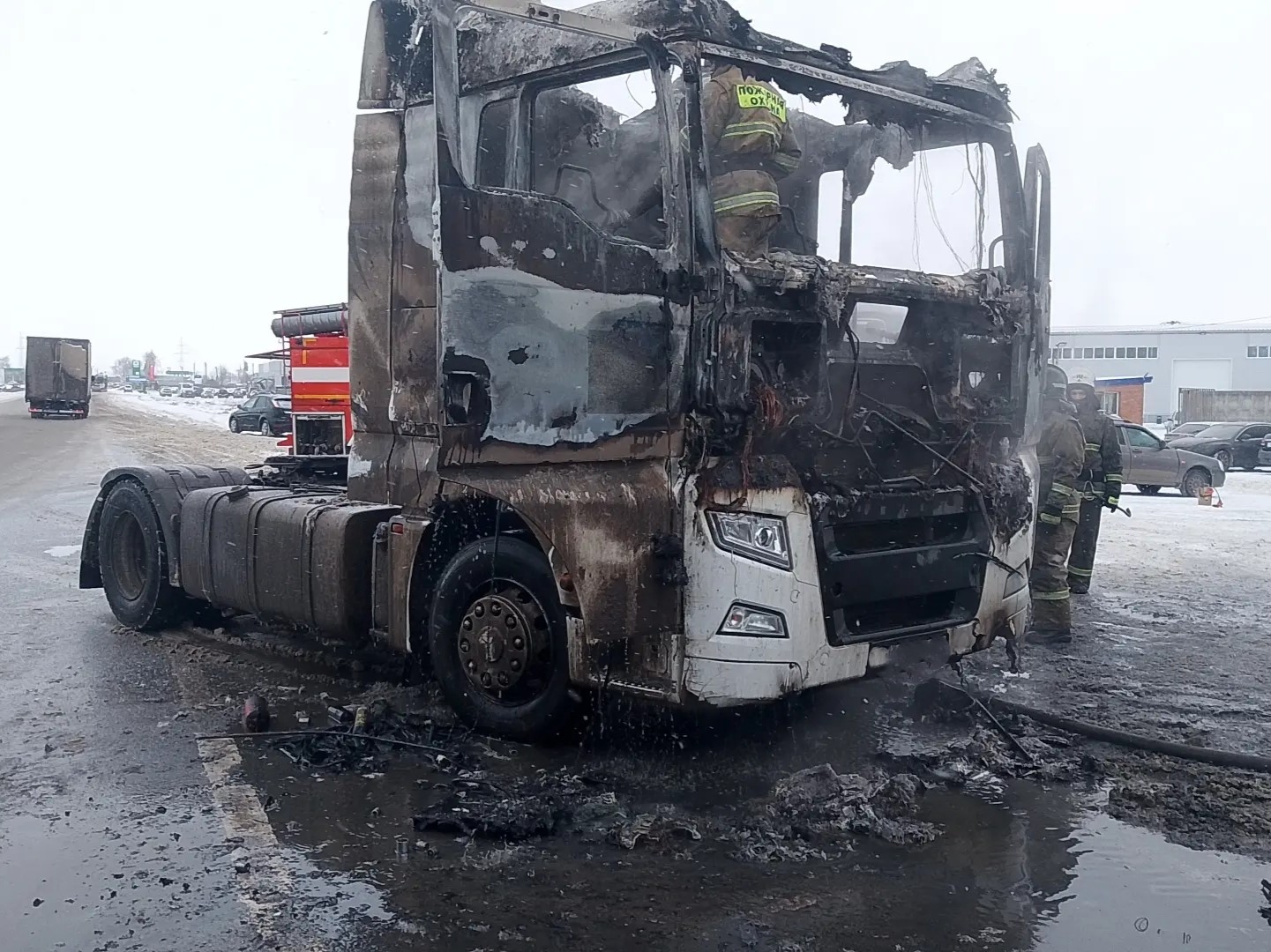 В Ставропольском районе загорелась кабина стоящего на обочине грузовика